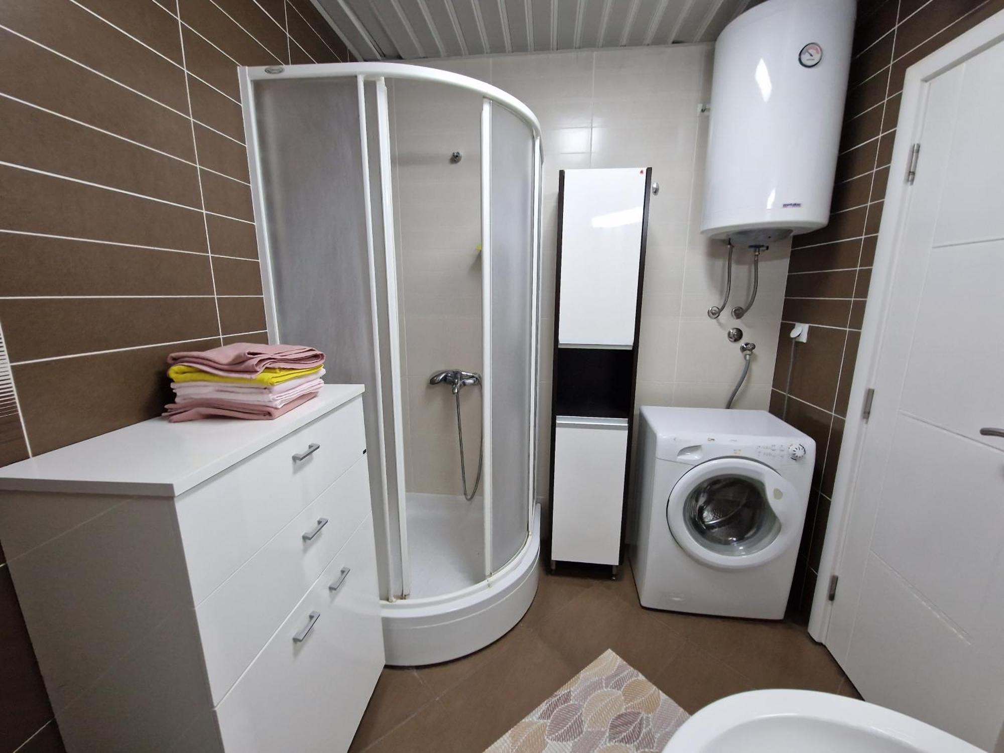 Modern Comfort Free Parking Apartment